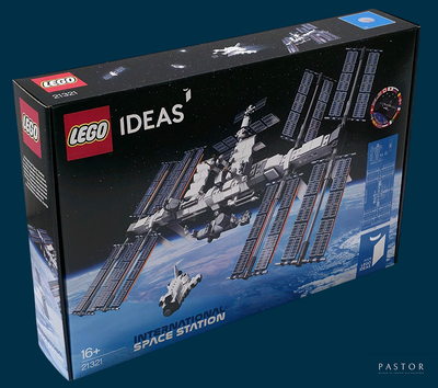une station spatiale Lego dans la boîte posée sur la table