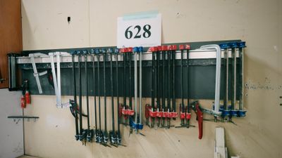 de nombreux outils accrochés au mur du garage