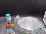 une bouteille d'alcool et un bol posés sur une table