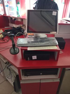un bureau rouge sur lequel se trouve un ordinateur