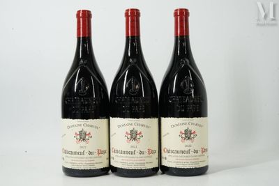 trois bouteilles de vin rouge posées sur une table blanche