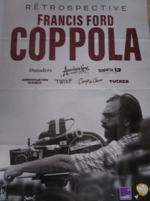 une affiche représentant un homme assis devant une caméra