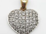 un pendentif en forme de cœur en diamant sur fond blanc