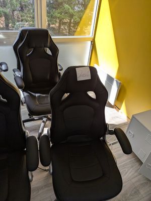 deux chaises de bureau noires placées l'une à côté de l'autre dans une pièce