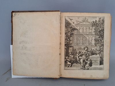 un vieux livre sur lequel figure la photo d'un groupe de personnes assises sur un banc