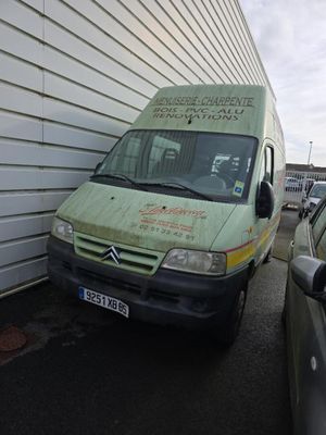 une camionnette garée à côté d'un immeuble