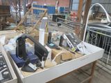 une table sur laquelle se trouvent de nombreux outils