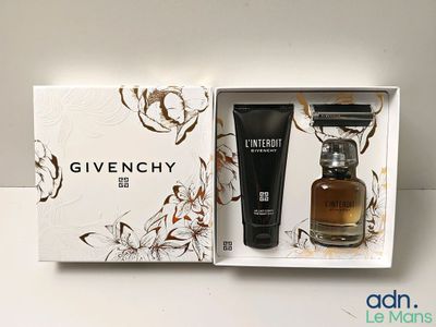 Coffret cadeau Givenchy EAP présenté dans une boîte posée sur une table