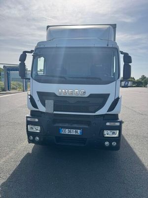 un camion garé sur le côté de la route