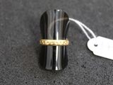 un anneau posé sur un objet noir