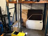 une photo d'un garage où l'on voit beaucoup d'outils