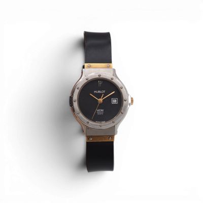 une image d'un gros plan d'une montre-bracelet sur une surface blanche