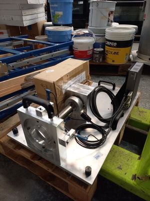 une machine posée sur une palette dans un entrepôt