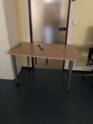 une table sur laquelle se trouve une télécommande, dans une pièce