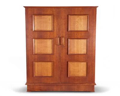 une image représentant une armoire en bois avec quatre portes de chaque côté