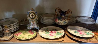 de nombreuses assiettes et tasses sur une étagère dans une pièce