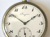 gros plan d'une montre de poche sur une surface blanche