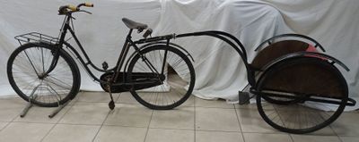 un vélo garé à côté d'une chaise