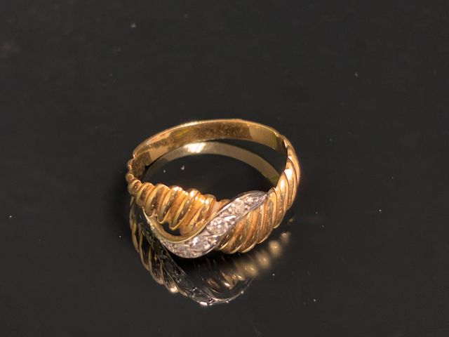 Bague en or 18 carats 750 millièmes à décor d’une barrette de pet...