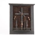 sculpture représentant une croix avec une échelle et une autre échelle en arrière-plan
