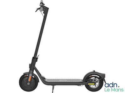 une image d'un scooter est représentée sur un fond blanc