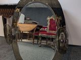 un miroir posé par terre à côté d'une table
