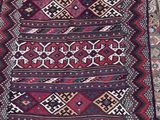 un tapis oriental à motifs rouges et bleus