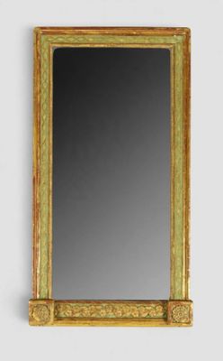 un miroir à cadre doré accroché à un mur blanc, à côté d'un autre mur blanc