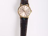 une image d'une montre-bracelet sur une surface blanche avec un fond blanc