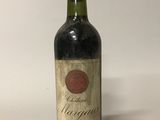 une bouteille de vin posée sur une table