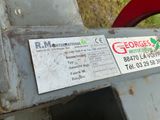 une pancarte apposée sur le flanc d'une machine sur laquelle on peut lire « George's »