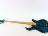 une image représentant une guitare basse électrique bleue posée sur une surface blanche