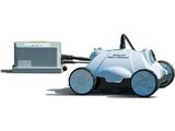 un robot assis à côté d'un ordinateur