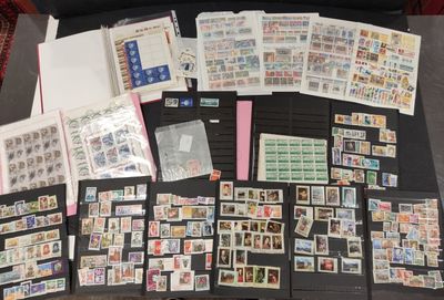 beaucoup de timbres et de timbres posés sur une table
