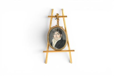 portrait d'un jeune homme en costume noir et chemise blanche