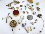 de nombreux bijoux disposés sur une assiette blanche posée sur une table