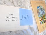 une photo représentant un livre et un livre posé sur un lit