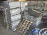 une pile de cartons et de palettes entassés dans un garage