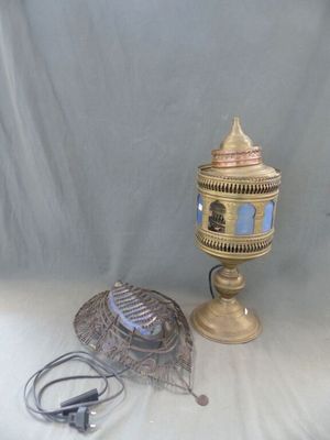 une lampe posée sur une table à côté d'un ventilateur