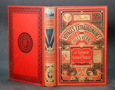 un vieux livre à la couverture rouge posé sur une table