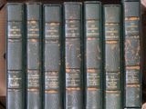plusieurs livres dans une boîte sur une table