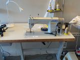 une machine à coudre posée sur une table dans une pièce