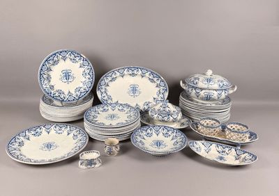 un ensemble d'assiettes et de bols bleus et blancs posés sur une table