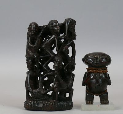 deux figurines assises l'une à côté de l'autre sur une surface blanche