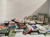 une pile d'appareils électroniques posée sur une table