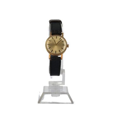 gros plan d'une montre sur un support sur une surface blanche