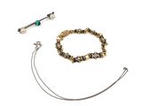 un assortiment de bijoux comprenant un collier, un bracelet et une bague