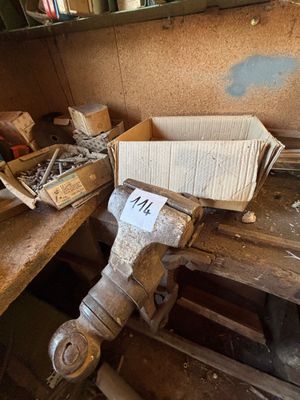 un établi sur lequel se trouvent tout un tas d'outils