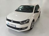 La Volkswagen Polo blanche est garée dans une pièce blanche.