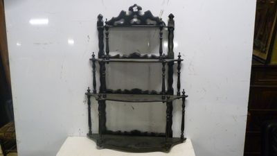 une étagère surmontée d'un miroir
